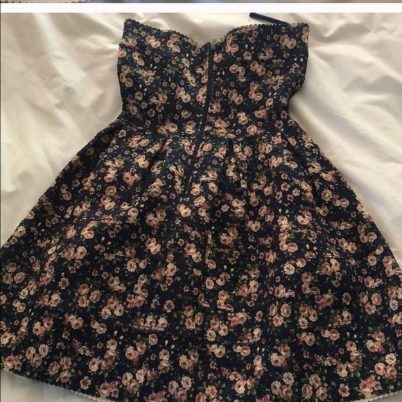 ⭐️⭐️⭐️ 5 for 10.  Beautiful Scarlett strapless dress with sweetheart neckline - Picture 4 of 6